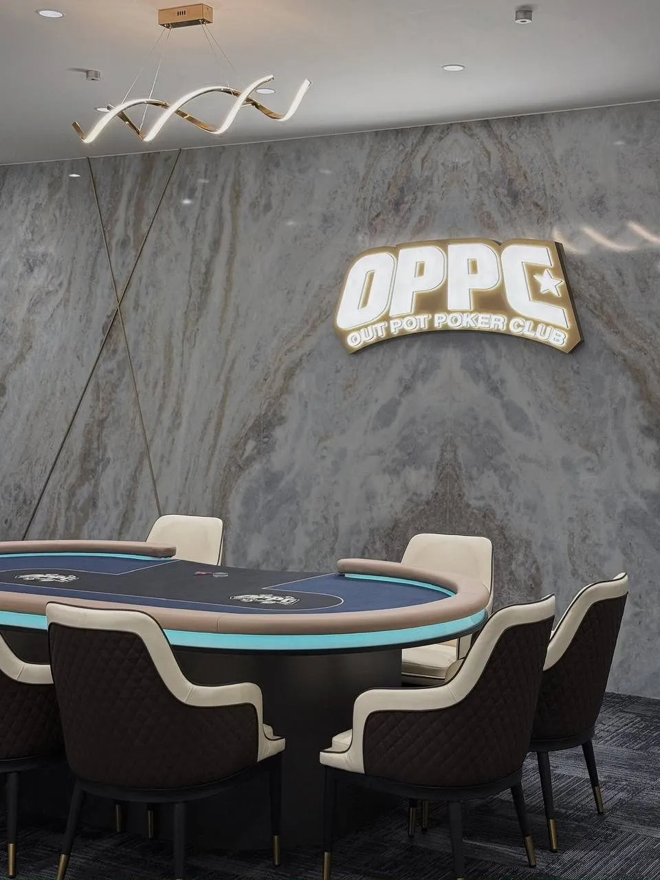 OPPC 的單張牌桌與環繞的座椅，後方大理石牆上是發光的 OPPC 標誌