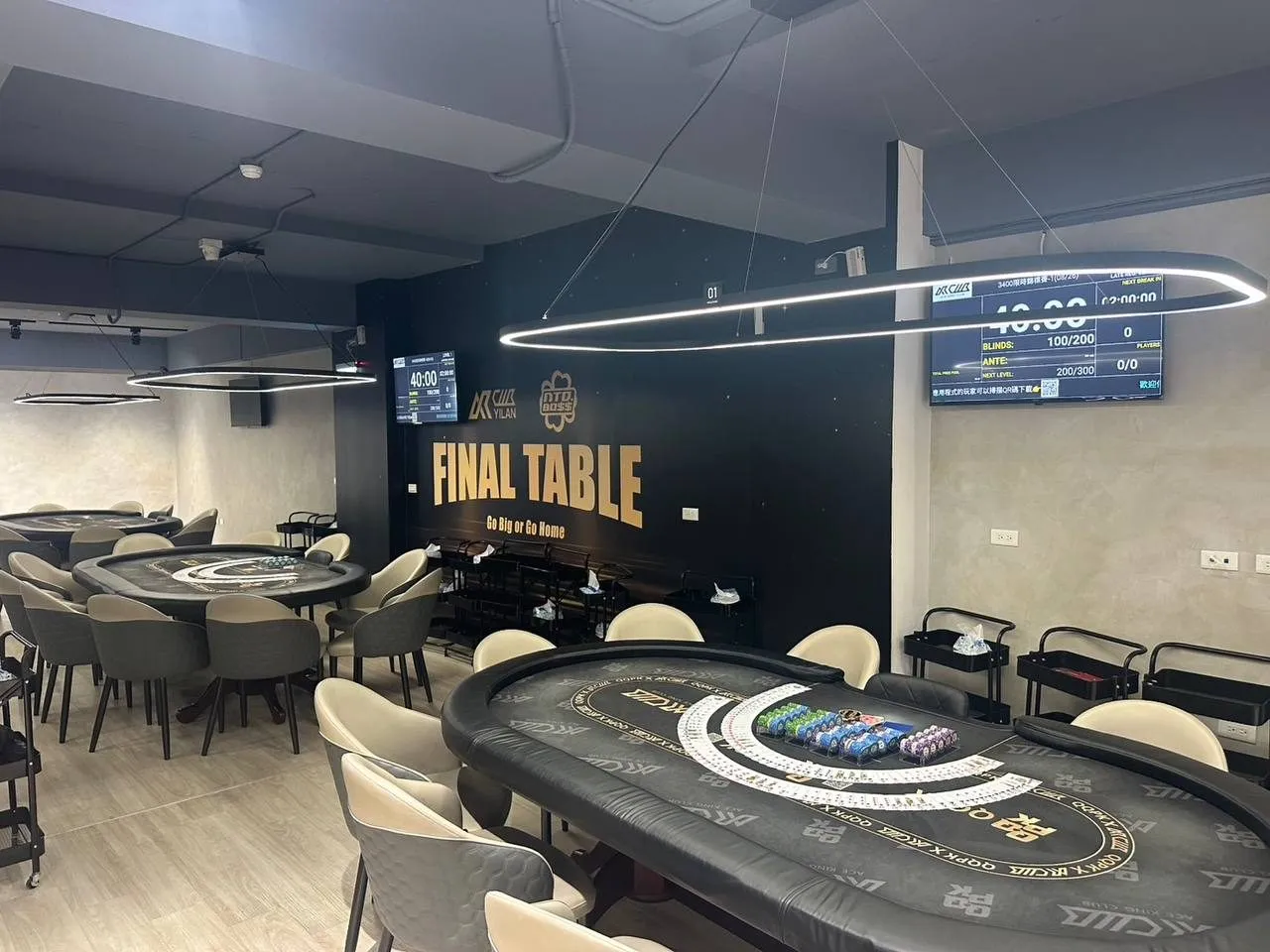Ace King Club 宜蘭分會的決賽桌，桌面上排好成疊的籌碼