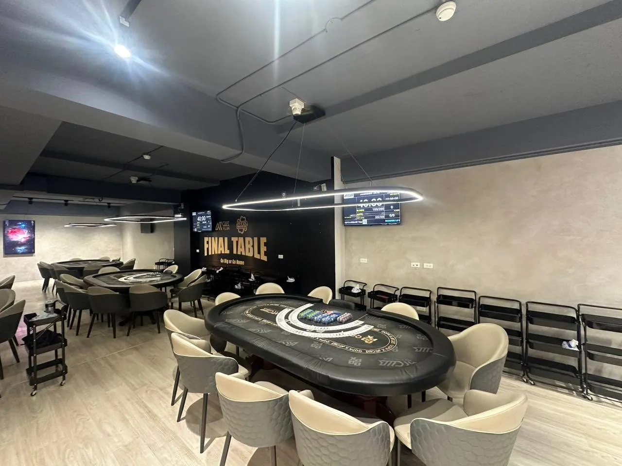 Ace King Club 宜蘭分會的決賽桌，後方牆面寫著 FINAL TABLE