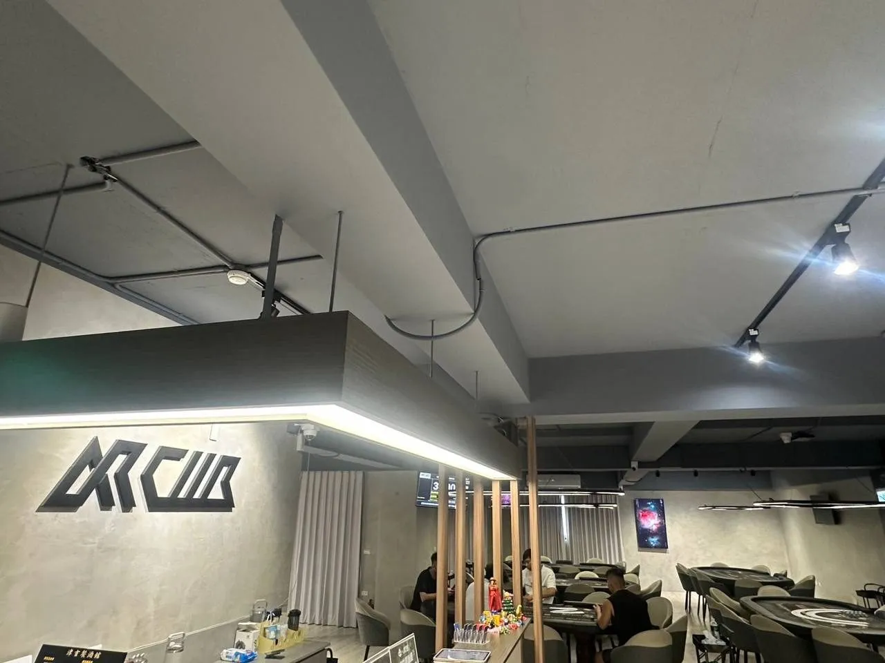 Ace King Club 宜蘭分會賽場入口上方的燈箱與協會標誌