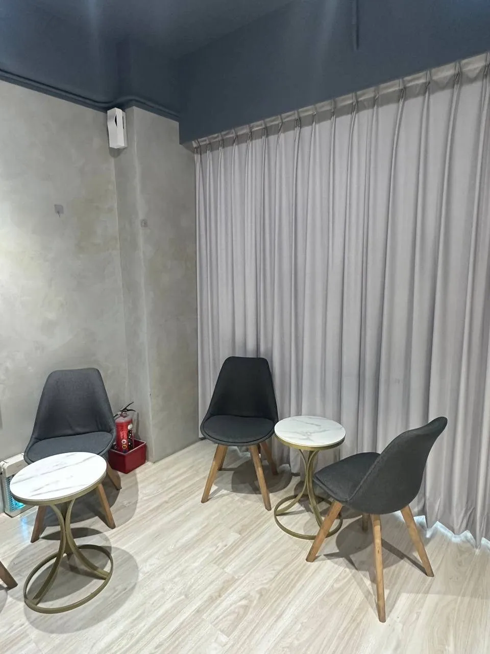 Ace King Club 宜蘭分會的休息區，幾張單椅與小圓桌