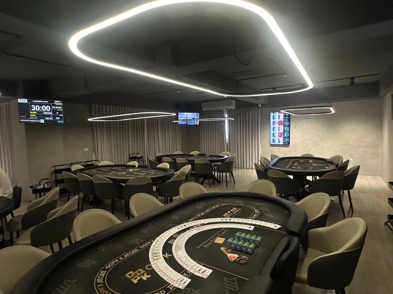 Ace King Club 宜蘭分會的主賽場，牆上的螢幕顯示賽事剩餘時間