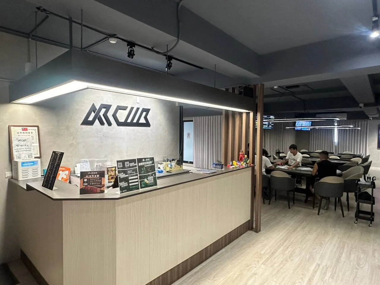 Ace King Club 宜蘭分會的報名櫃檯，後方牆面是協會標誌