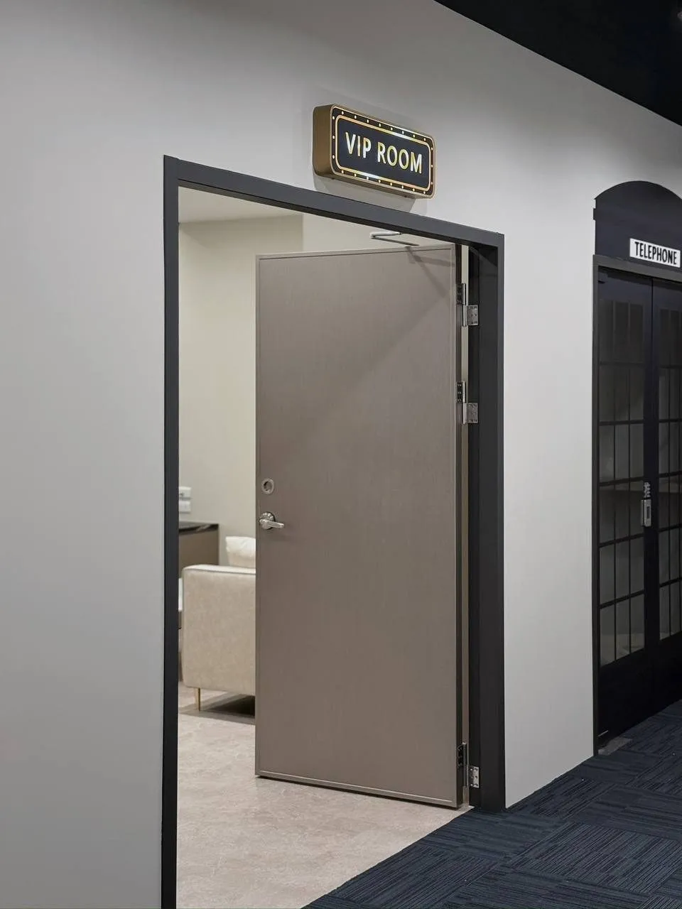 OPPC 標示著 VIP ROOM 的包廂門口，門內看得到沙發